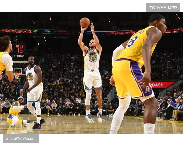 瞬间特写：库里命中第3000记常规赛三分，主场观众起立欢呼长达两分钟